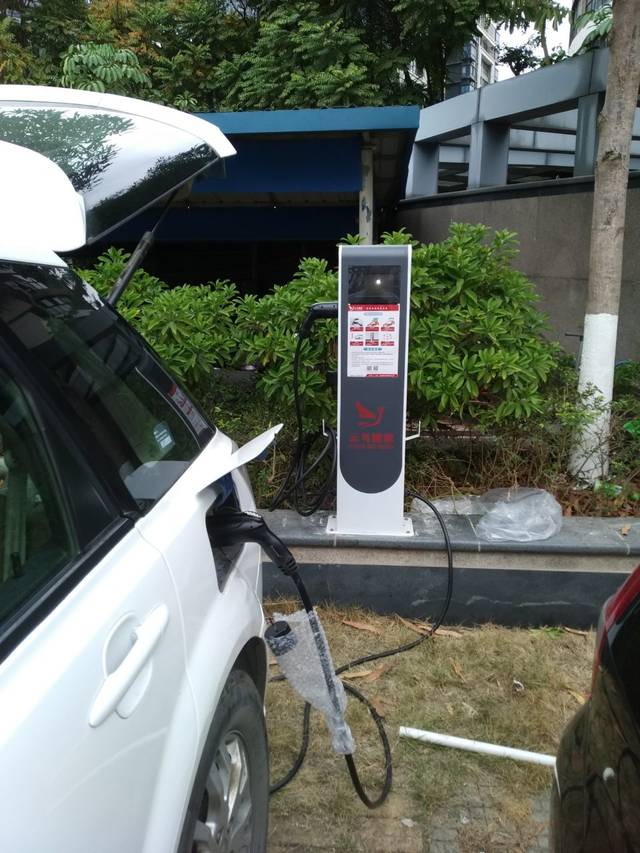 南宁华发未来荟电动汽车充电桩投入使用附近新能源车主有福了