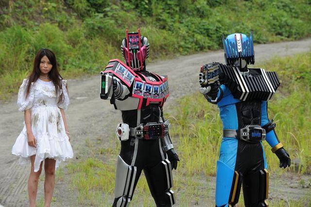 井上正大的妻子是模特兼演员的jaimie夏树,是一位混血美女,月2015年11