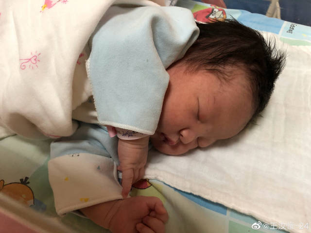 通过照片可以看出,王汝恒的妻子薛雪娇在山东省千佛山医院生下一个