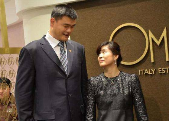 姚明身高2米26开什么车出行妻子叶莉坐车里很不方便
