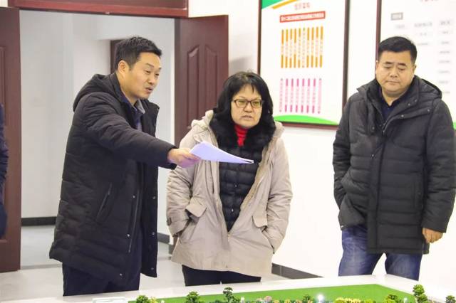 克英一行先后来到创业居委会居民林安全,于沈居委会居民刘厚军的家中