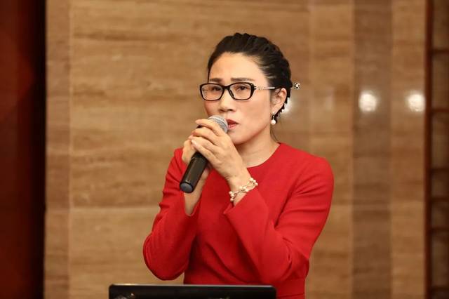 北京文化发展基金会周昌新艺术基金会管理委员会秘书长聂莉为活动致辞