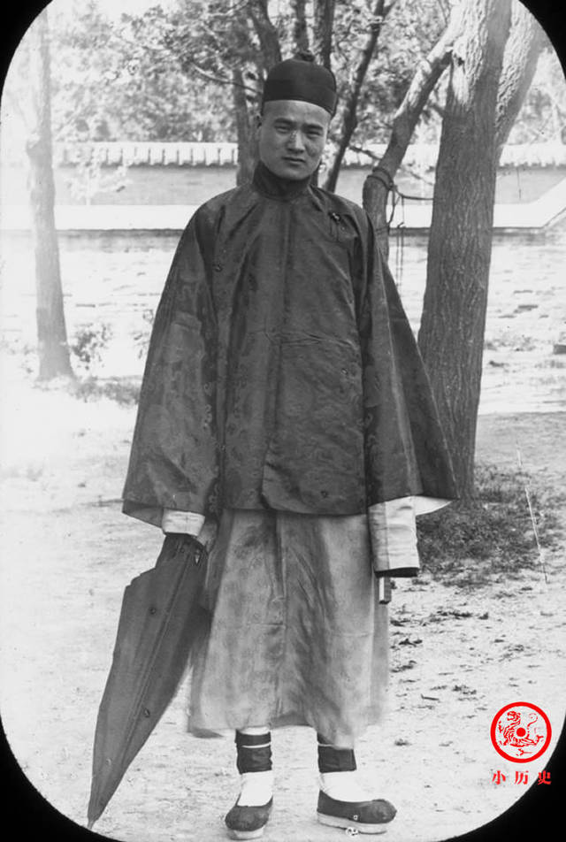 老照片:影视剧骗了你,这才是清朝人物真实的穿着打扮