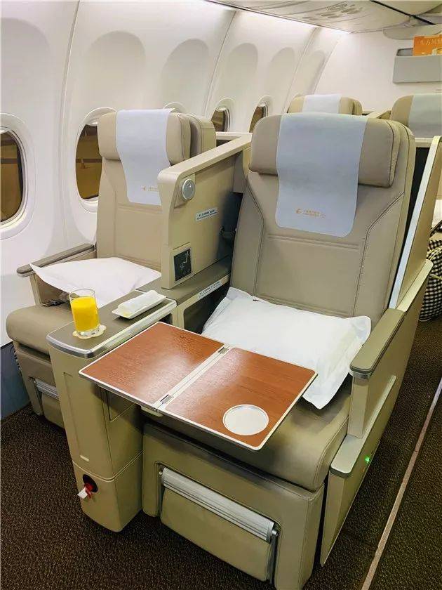 东航云南第一架搭载电动公务舱斜平躺座椅波音737投入使用