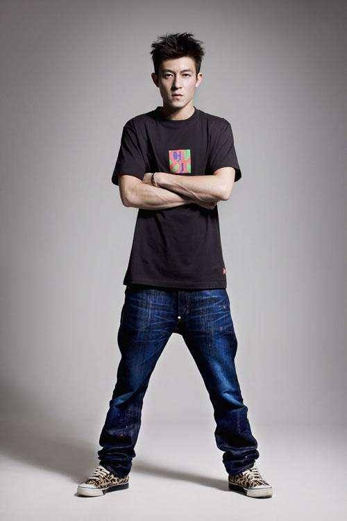 余文乐说过我有一条十年没洗过的牛仔裤盘点男明星穿的牛仔裤