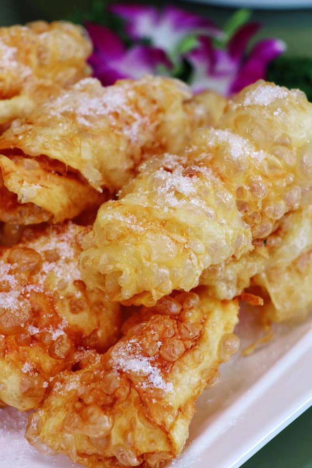 大理的特产,形制独特,呈乳白乳黄色,吃法多种多样,其中炸乳扇最为常见