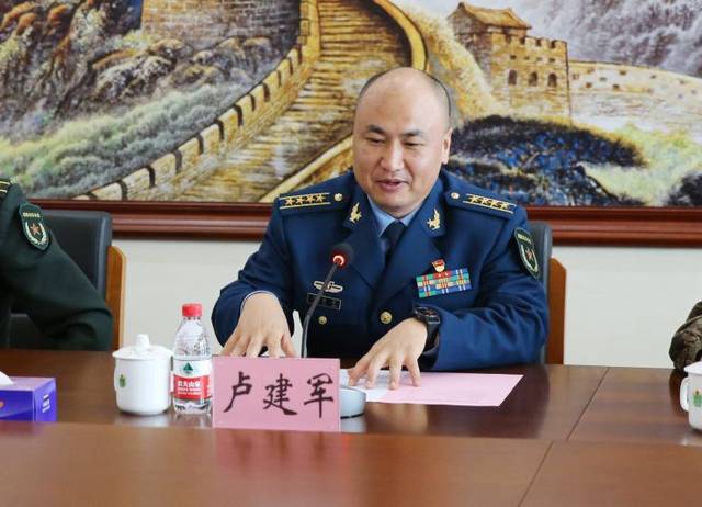 8日下午,东莞军分区司令员卢建军热情接待了慰问团一行,与街道党委
