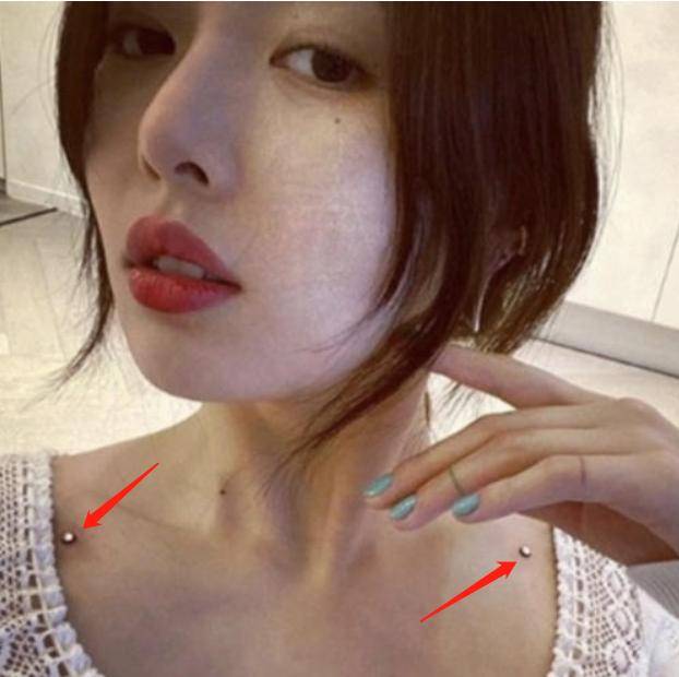 泫雅晒自拍照,锁骨上赫然钉着2颗钉,网友:韩国财阀真会玩_手机搜狐网