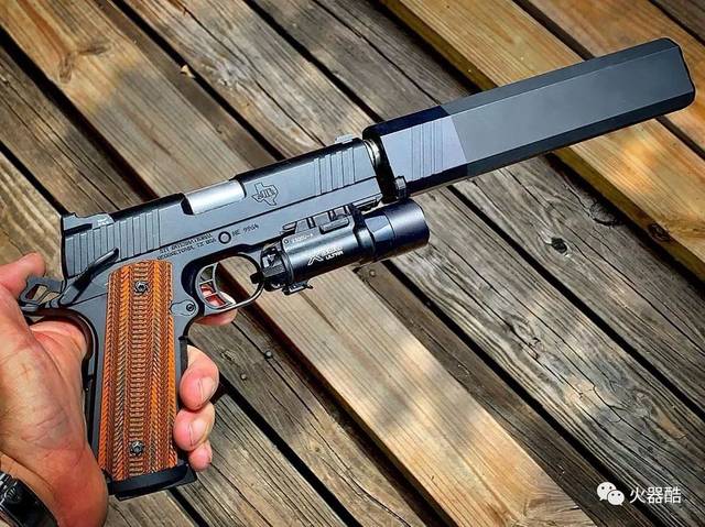 【小型军火库】北美的枪械玩家有专攻一项的 也有收藏杂家