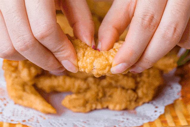 牛肉酥肉:用牛肉做的小酥肉还是第一次见,吃起来会更加的有嚼劲.