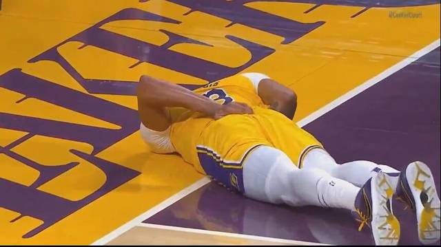 揪心浓眉重摔腰部受伤被搀扶离场x光结果呈阴性