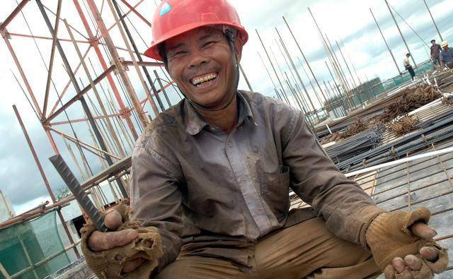 钢筋工考验的是手指的灵活和腿的蹲工,有时候扎大板,一蹲就是一天,腿