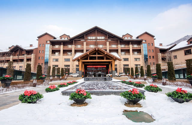 枫香谷温泉度假酒店依山而建,毗邻4a级景区-关门山森林公园.