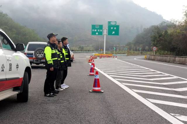 据了解,银百高速惠罗段起于贵州惠水县城南的龙田寨,北接贵惠高速公路