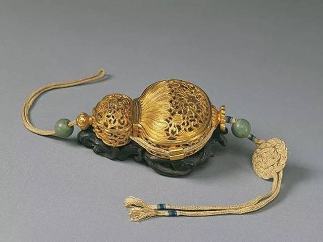 其实在古代,还有一种以金,银,玉,石等材质做成的香囊