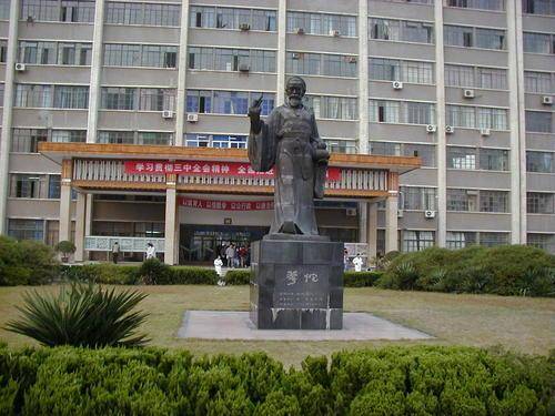 近日,安徽中医药大学有学生对校内华佗,孙思邈像进行祭拜,像前摆放的