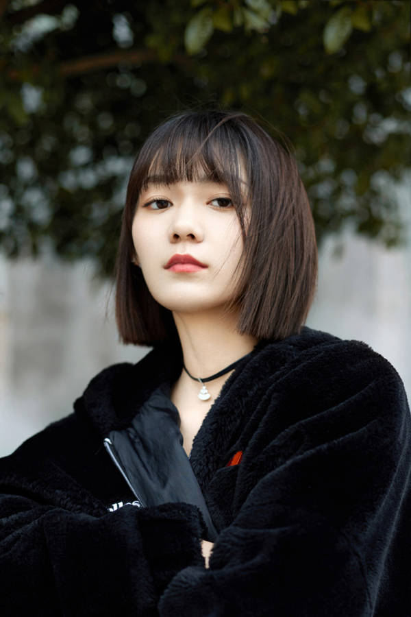 原创冬天的一抹绿色!段奥娟穿棉服现身好吸睛,留短发依然很有少女感