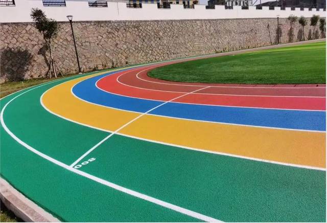 武汉彩虹塑胶跑道汇编童年色彩武汉第一条彩虹塑胶跑道落地