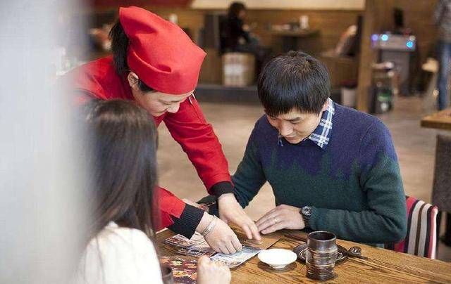 去饭店点餐时,全程不要说这句话,才不会被套路,服务员不敢怠慢_手机搜