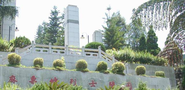 麻栗坡烈士陵園坐落於麻栗坡縣城北磨山的蒼松翠柏中,陵園佔地50餘畝