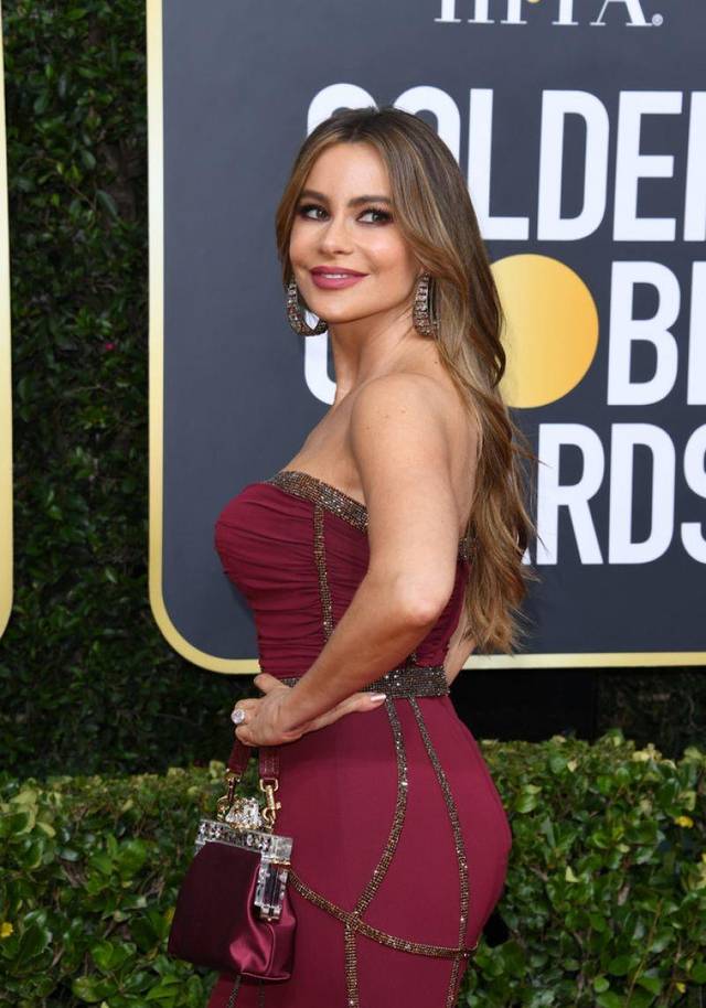 女星sofia vergara身穿紫色抹胸连身裙优雅迷人,亮相活动很自信
