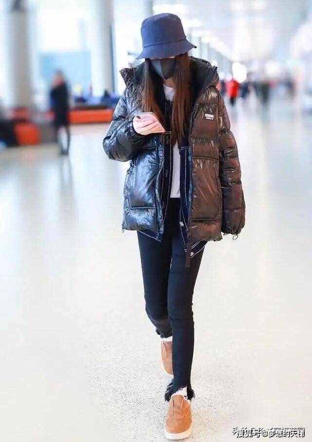杨颖罕见穿拖鞋走机场,腿长却丝毫不逊色于超模!_手机搜狐网