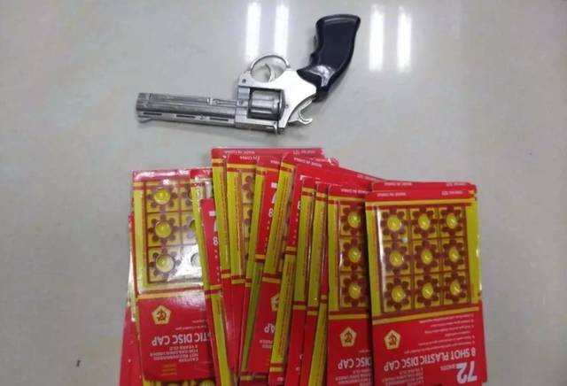 危险!旅客携带玩具左轮枪欲乘车,被枪瘫闭景布觳榛