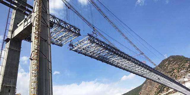 1月7日,遵余项目飞龙湖乌江大桥吊索累计安装完成342根.