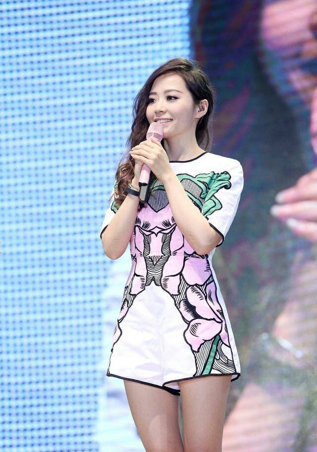 张靓颖素颜肤色蜡黄,一身打扮俗气,却很衬她气质!