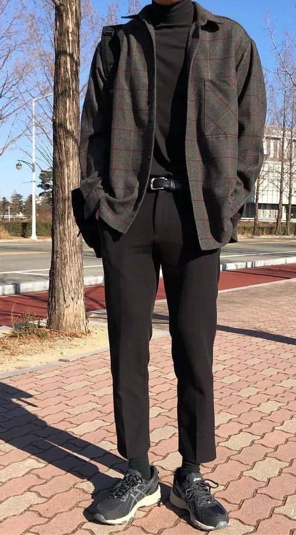 成熟高冷左上:下半身:黑色休闲西裤搭配黑色长袜,黑色运动鞋上半身:内