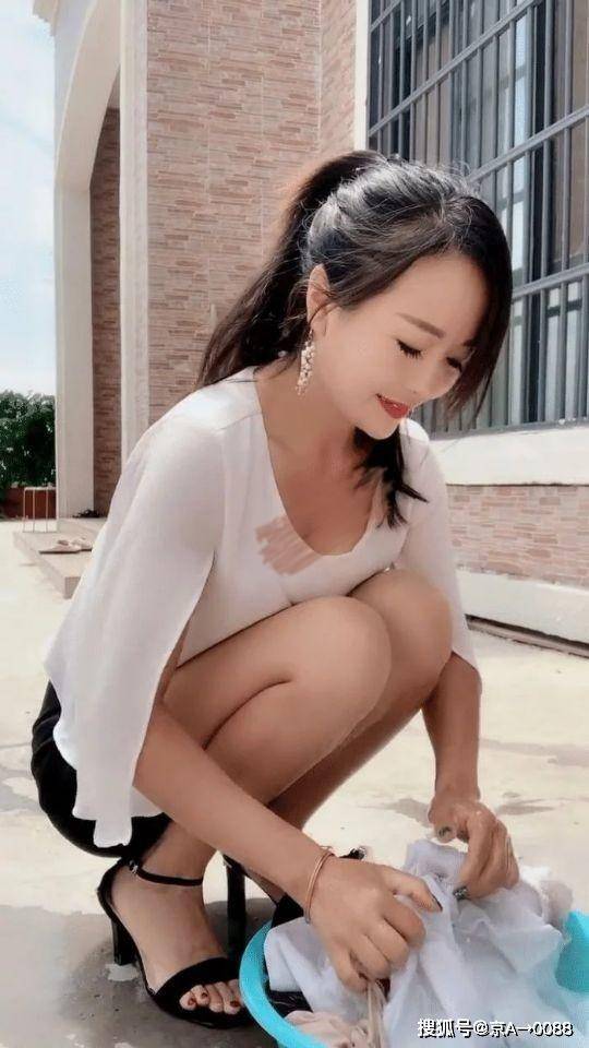 贤惠辣妈洗衣服洗成网红了,网友:可能因为蹲姿太美