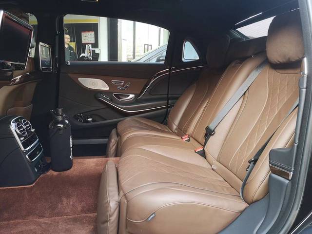 迈巴赫后排商务区控制台从前排中央控制台一直延伸到后部行李架,将