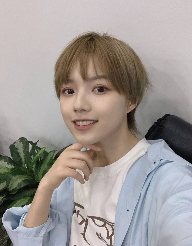 她在b站化妆三年圈粉400万从小卧室搬进上海市区190平豪宅就靠脸