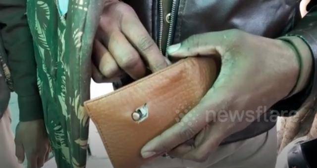 电影剧情成真!印度警察被打穿防弹衣竟大难不