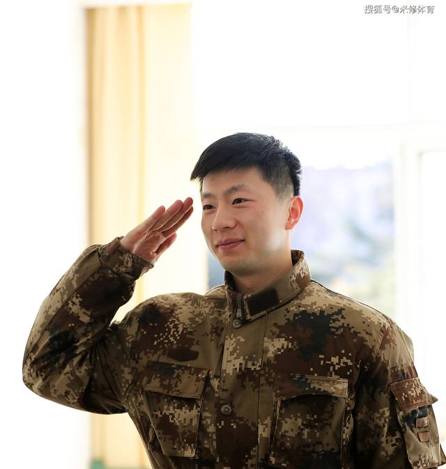 原创国乒军训马龙帅气敬军礼,刘诗雯上厕所被要求打报告,表情亮了