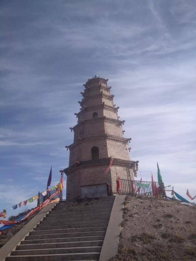 莲花山塔,位于武威市凉州区西南 13 千米松树乡松树村莲花山上.