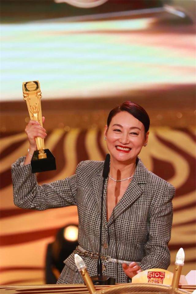 传奇女星惠英红:乞讨十年,三获金像奖影后,现拿到影视大满贯_手机搜狐