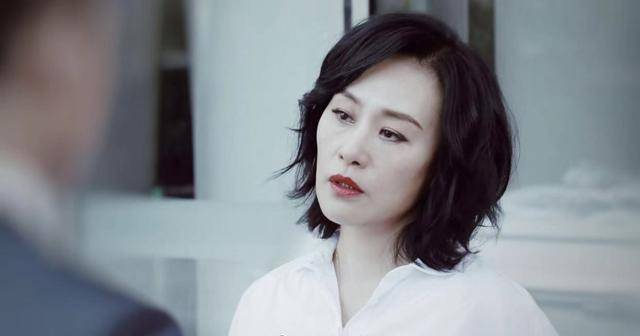 50来岁职场女性穿搭看看精英律师里的邬君梅吧