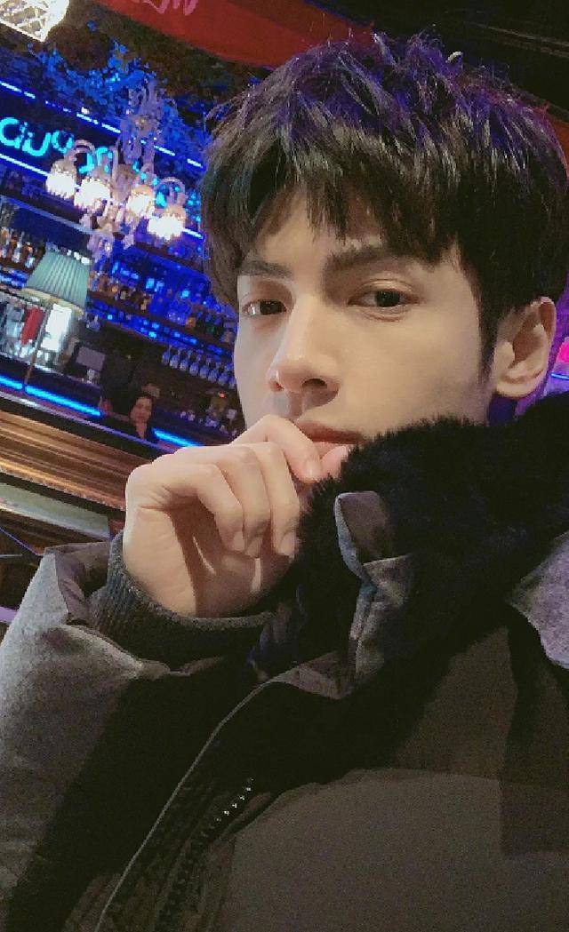 明明颜值很高,这7位女神男神,却总爱死亡自拍,角度还清奇