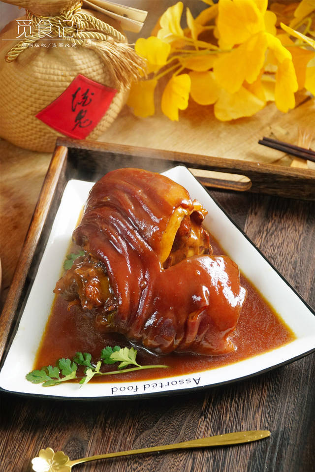 春节待客,我家拿手的"肘子"做法,不油炸,上色快,皮酥肉烂