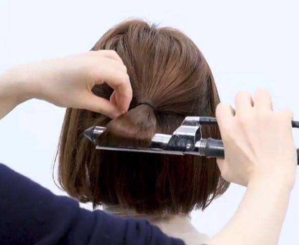 step  :最后在手上抓一些发蜡把头发抓出一个自然的状态.