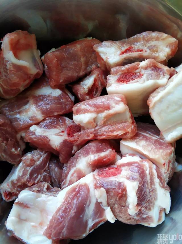 做法: 1. 先把五花肉切成薄片,排骨剁成小段放入不锈钢盆里.