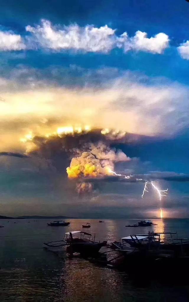 菲律宾塔尔火山爆发雷电交加火山灰直冲云霄场面壮观