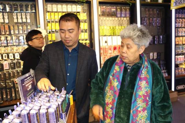 焦阳博士一行莅临太和集团旗下电子,百货日化,文化礼品三大商城参观