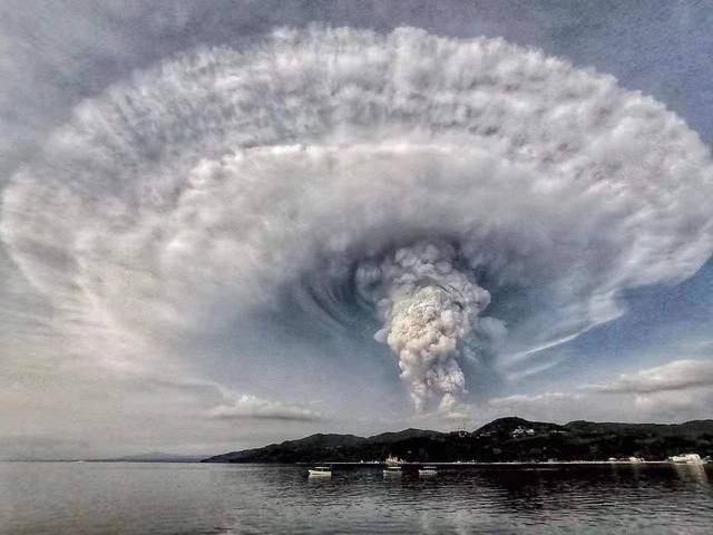 菲律宾塔尔火山继续喷出火山灰 当局:爆炸性的喷发随时会发生