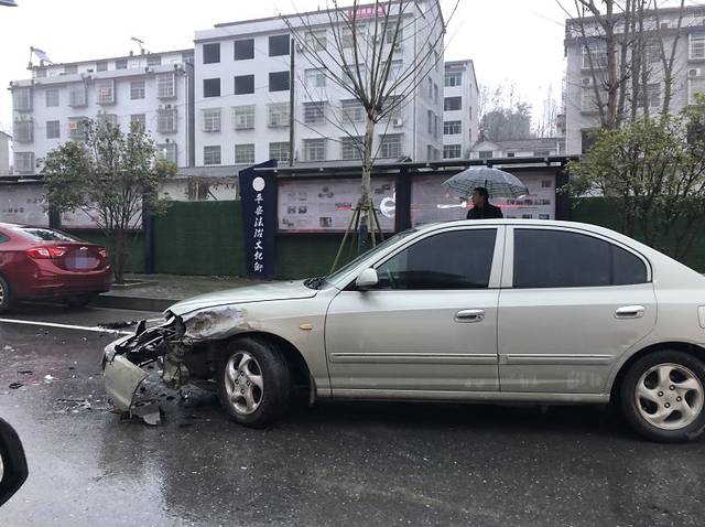 昨日,英山这里发生一起交通事故,雨天路滑,请大家安全行车!