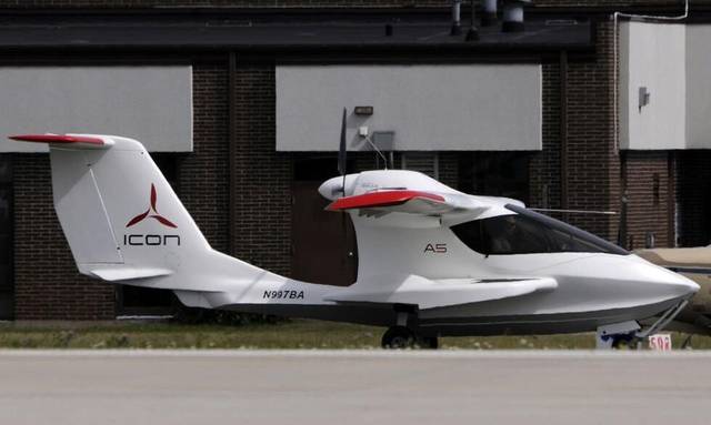 icon a5是一家美國飛機制造公司生產的水陸空三棲飛機,除了在地面,它