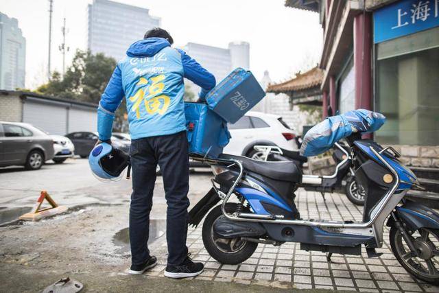 这位外卖小哥成上海滩单王 买房又买车!
