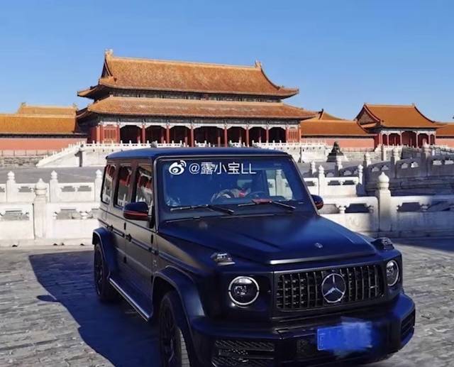 女子网上炫耀开奔驰进故宫引热议,故宫博物馆官方致歉
