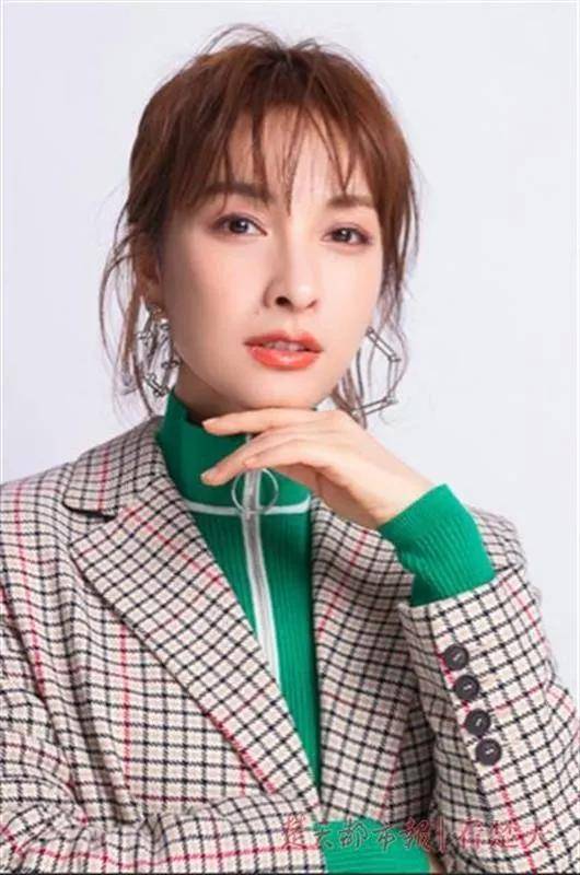 百变女王丁兰,靠半张脸年收入百万,网友:一个人可以撑起一部戏